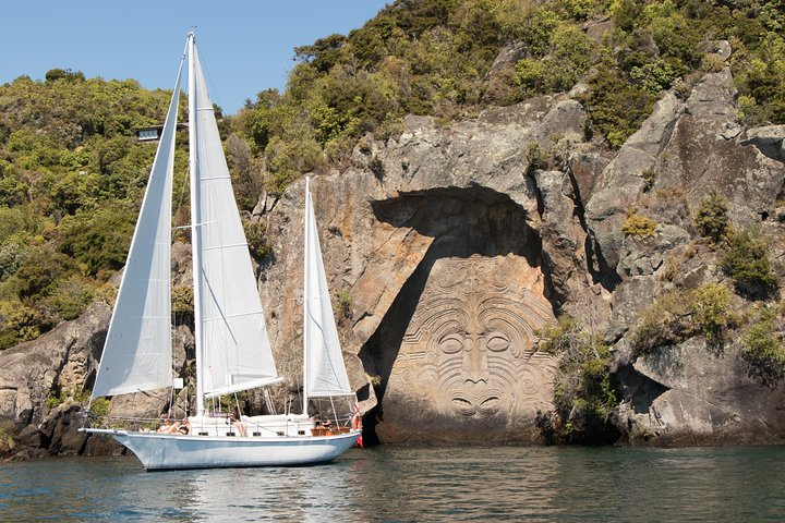 Lake Taupō Private Day Tour from Auckland to Māori Rock Carvings - Photo 1 of 25
